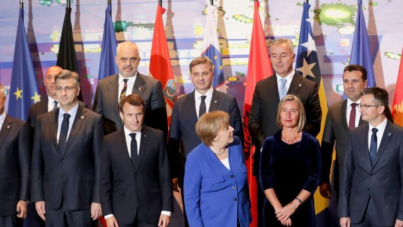 Angela Merkel und Emmanuel Macron beim Gruppenfoto mit Teilnehmern der Balkan-Konferenz im Kanzleramt. Angela Merkel und Emmanuel Macron beim Gruppenfoto mit Teilnehmern der Balkan-Konferenz im Kanzleramt.