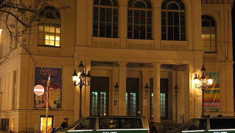 Die Polizei zeigt Präsenz vor dem Theater.