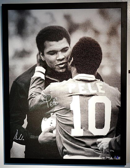 Die Größten unter sich: Küsschen von Pelé für Muhammad Ali.