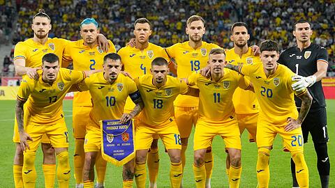 Rumänische Spieler posieren vor einem internationalen Freundschaftsspiel zwischen Rumänien und Bulgarien im Steaua-Stadion in Bukarest. Das rumänische Team startet an diesem Dienstag in Würzburg.