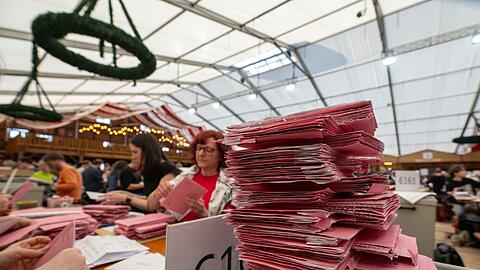 Weil die Messehallen belegt waren, wurden die Briefwahlunterlagen in Augsburg in einem Bierzelt ausgez&auml;hlt.