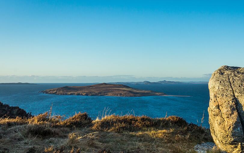 Gruinard Island im Atlantischen Ozean vor der Nordwestküste Schottlands zieht trotz seiner malerischen Landschaften kaum Menschen an. Schuld daran sind Biowaffen-Tests während des Zweiten Weltkriegs, als Schafe dem Milzbrand-Erreger (Anthrax) ausgesetzt wurden. Die Tiere starben nur wenige Tage später. Nach dem Krieg wurden Bakteriensporen im Boden entdeckt und die Insel gesperrt. Gruinard Island im Atlantischen Ozean vor der Nordwestküste Schottlands zieht trotz seiner malerischen Landschaften kaum Menschen an. Schuld daran sind Biowaffen-Tests während des Zweiten Weltkriegs, als Schafe dem Milzbrand-Erreger (Anthrax) ausgesetzt wurden. Die Tiere starben nur wenige Tage später. Nach dem Krieg wurden Bakteriensporen im Boden entdeckt und die Insel gesperrt.