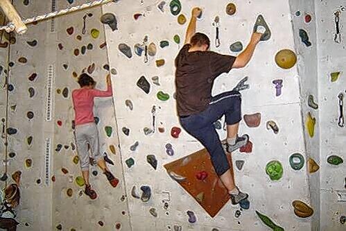 Patienten an der Kletterwand: Für Jugendliche ein wertvoller Bestandteil der Therapie.