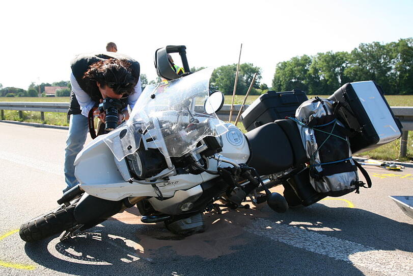 Schwerer Motorradunfall auf der A94 Richtung München: Ein 48-jähriger Motorradfahrer kommt ins Schleudern und stürzt. Er verletzt sich so schwer, dass er noch vor Ort stirbt.