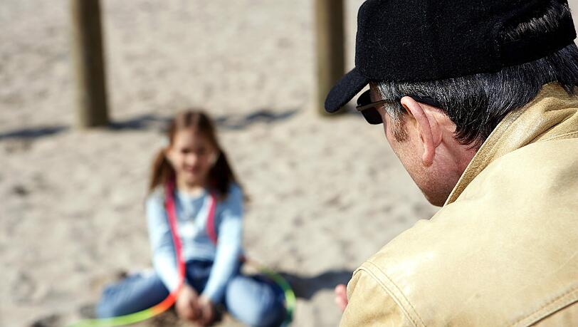 Ein Unbekannter sprach die 7-Jährige an und wollte ihr Süßigkeiten kaufen. Ein Unbekannter sprach die 7-Jährige an und wollte ihr Süßigkeiten kaufen.