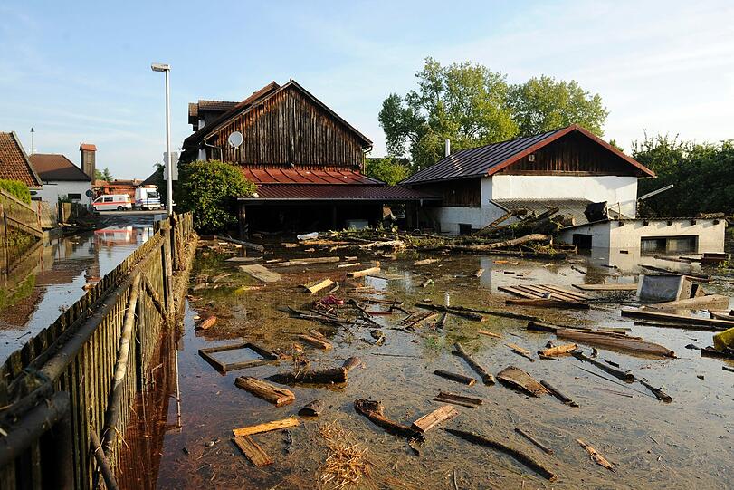 Die Hilfsbereitschaft der Menschen ist groß: In der vom Hochwasser schwer betroffenen Stadt Deggendorf sammelt der Kreisjugendring (KJR) Sachspenden für die Flutopfer.