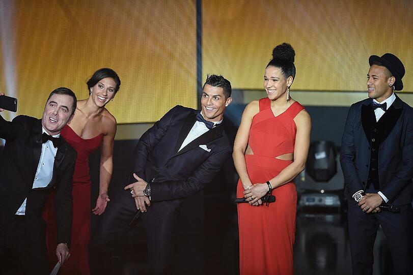 It's Selfie-Time: Moderator James Nesbitt, Carli Lloyd, Cristiano Ronaldo, Celia Sasic und Neymar.