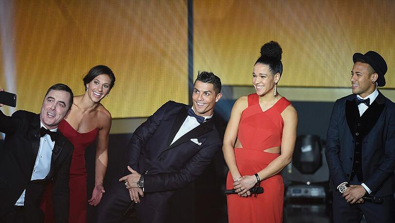 It's Selfie-Time: Moderator James Nesbitt, Carli Lloyd, Cristiano Ronaldo, Celia Sasic und Neymar. It's Selfie-Time: Moderator James Nesbitt, Carli Lloyd, Cristiano Ronaldo, Celia Sasic und Neymar.