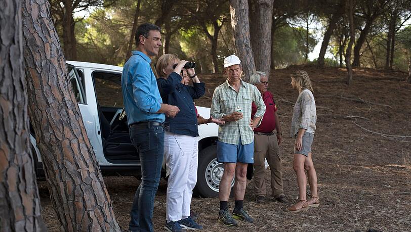 Arbeitsbesuch in Urlaubs-Atmosphäre: Bundeskanzlerin Angela Merkel (2.v.l), ihr Ehemann Joachim Sauer (3.v.r), Pedro Sánchez (l.), Ministerpräsident von Spanien, und dessen Ehefrau Begona Gomez (r.) stehen im andalusischen Nationalpark Donana. Arbeitsbesuch in Urlaubs-Atmosphäre: Bundeskanzlerin Angela Merkel (2.v.l), ihr Ehemann Joachim Sauer (3.v.r), Pedro Sánchez (l.), Ministerpräsident von Spanien, und dessen Ehefrau Begona Gomez (r.) stehen im andalusischen Nationalpark Donana.