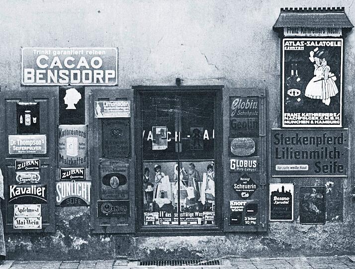 Und die Schilder der Marken, von denen es viele längst nicht mehr gibt: Cacao Bensdorp, Steckenpferd Lilienmilch Seife ("für zarte, weiße Haut"), Zuban Zigaretten, Globin Schuhputz, Sunlicht Seife, Dosana-Sprudel, Dr. Thompson's Seifenpulver, Kathreiners Malzkaffee.