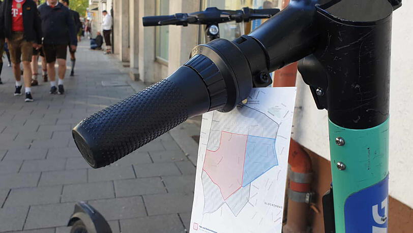 Am Lenker des E-Scooters ist ein Zettel mit der Verbotszone angebracht. Am Lenker des E-Scooters ist ein Zettel mit der Verbotszone angebracht.