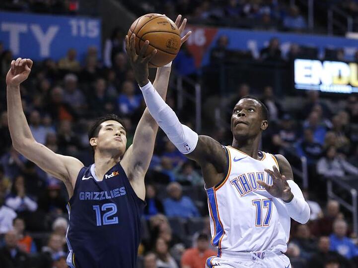 Dennis Schröder (r) spielt in Oklahoma an der Seite von Superstars wie Paul George und Russell Westbrook.