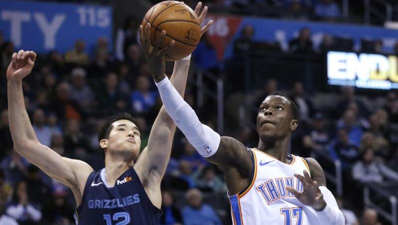 Dennis Schröder (r) spielt in Oklahoma an der Seite von Superstars wie Paul George und Russell Westbrook. Dennis Schröder (r) spielt in Oklahoma an der Seite von Superstars wie Paul George und Russell Westbrook.