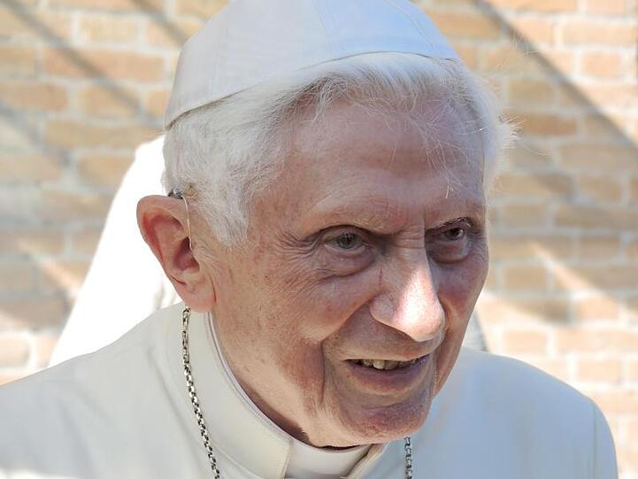 Der emeritierte Papst Benedikt XVI. bei einer Veranstaltung. (Archivbild)