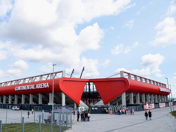 Nachdem sich Continental als Namensgeber für das Regensburger Stadion zurückgezogen hat, sucht man nun nach neuem Namen. Foto: Matthias Balk/dpa/Archiv