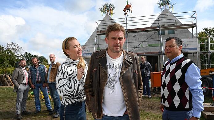 Der Haussegen bei den Eberhofers hängt immer noch schief: Leopold (Gerhard Wittmann, r) ist sauer auf seinen Bruder Franz (Sebastian Bezzel, M) und Susi (Lisa Maria Potthoff, l) hat etwas an der aktuellen Wohnsituation auszusetzen - Szene der Krimikomödie "Kaiserschmarrndrama". Mit dem Film wird am 1. Juli das 38. Münchner Filmfest eröffnet.