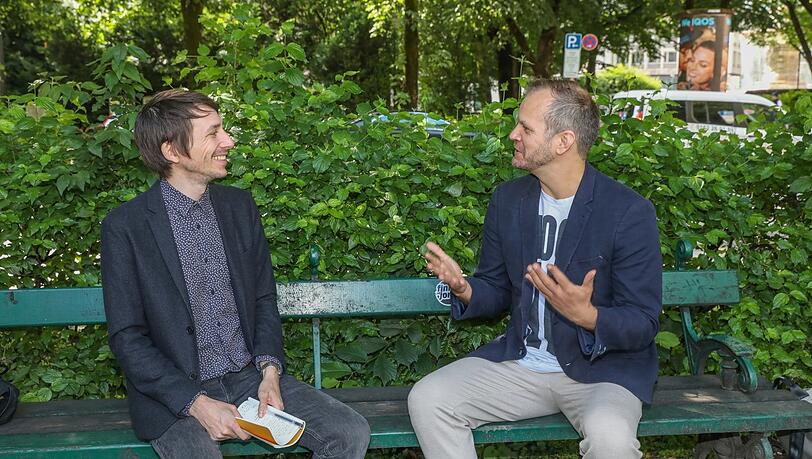 AZ-Redakteur Jan Krattiger im Gespräch mit Kay Mayer. AZ-Redakteur Jan Krattiger im Gespräch mit Kay Mayer.