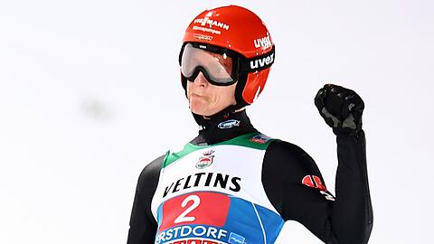 Karl Geiger aus Deutschland reagiert nach seinem Sprung im Zielbereich.