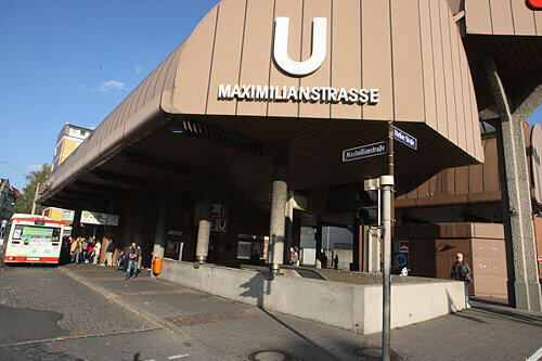 U-Bahnstation Maximilianstraße: Gleich nach der Tat setzte sich die Messerstecherin in den Zug, fuhr zur Polizei und stellte sich.
