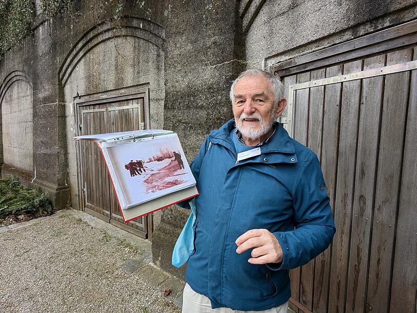Stadtf&uuml;hrer Ferl Schreyer steht vor dem Lindenkeller und hat auch den Schl&uuml;ssel daf&uuml;r. Fr&uuml;her sind hier Bierf&auml;sser eingelagert worden.