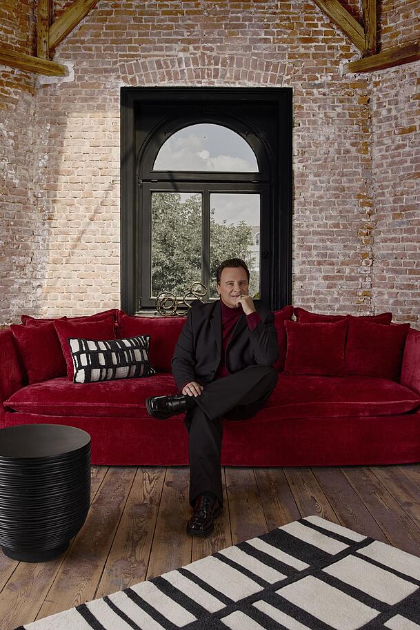 Guido Maria Kretschmer ist nicht nur Designer, sondern auch ein erfolgreicher TV-Star: Seit 2012 moderiert er bei Vox die Sendung "Shopping Queen". Guido Maria Kretschmer ist nicht nur Designer, sondern auch ein erfolgreicher TV-Star: Seit 2012 moderiert er bei Vox die Sendung "Shopping Queen".