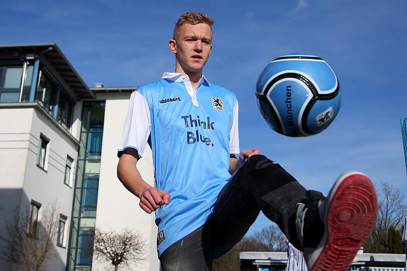Hier wird Jannik Bandowski am Trainingsgelände des TSV 1860 vorgestellt.