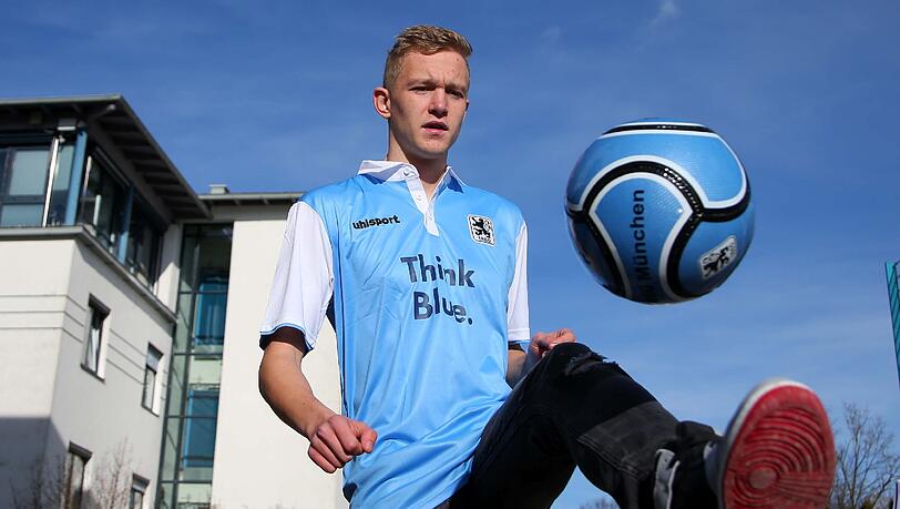 Hier wird Jannik Bandowski am Trainingsgelände des TSV 1860 vorgestellt.