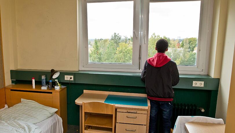 Angekommen in München – aber was nun? München wird heuer voraussichtlich 3500 Kindern und Jugendlichen, die ohne Eltern aus ihrer Heimat geflüchtet sind, beim Start in ein neues Leben helfen müssen. Angekommen in München – aber was nun? München wird heuer voraussichtlich 3500 Kindern und Jugendlichen, die ohne Eltern aus ihrer Heimat geflüchtet sind, beim Start in ein neues Leben helfen müssen.