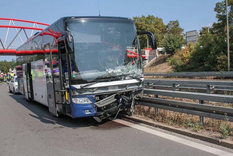 Der Pkw wurde komplett zerstört, sowohl die Fahrerin als auch der Fahrer erlitten schwere Verletzungen. Auch viele Insassen im Bus wurden verletzt. Die Bilder vom Unfallort auf der A73 bei Nürnberg.