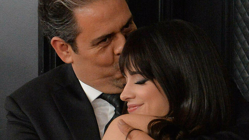 Camila Cabello in den Armen ihres Vaters bei den Grammy Awards 2020