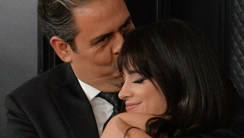 Camila Cabello in den Armen ihres Vaters bei den Grammy Awards 2020 Camila Cabello in den Armen ihres Vaters bei den Grammy Awards 2020