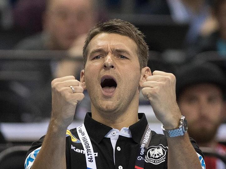 Bundestrainer Christian Prokop freut sich über einen gehaltenen Ball des Torhüters.