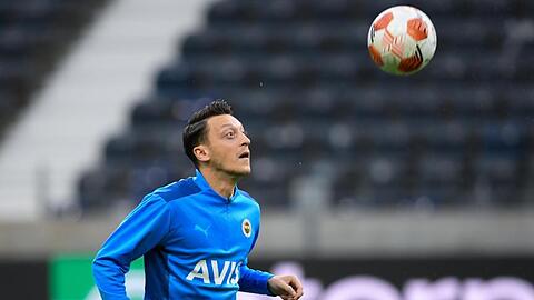 Mesut Özil nimmt am Abschlusstraining von Fenerbahce Istanbul im Frankfurter Stadion teil.