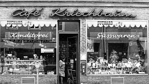 Konditorei, Süßwaren - und was für eine Parkuhr! Blick auf das Café Kriechbaum an der Weißenburger Straße.