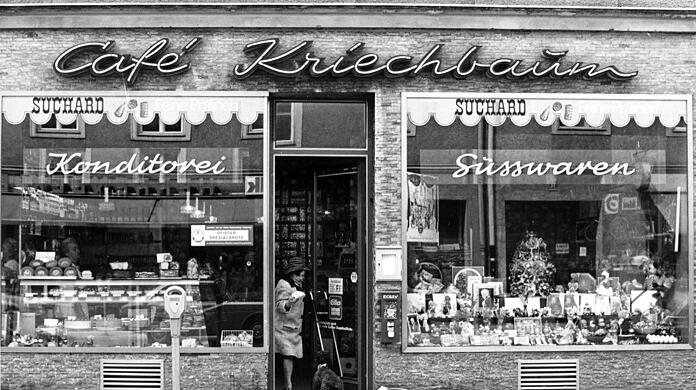 Konditorei, Süßwaren - und was für eine Parkuhr! Blick auf das Café Kriechbaum an der Weißenburger Straße.