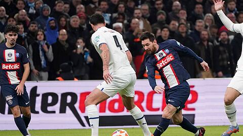 Lionel Messi (r) von PSG versucht, an Marseilles Samuel Gigot vorbeizudribbeln.