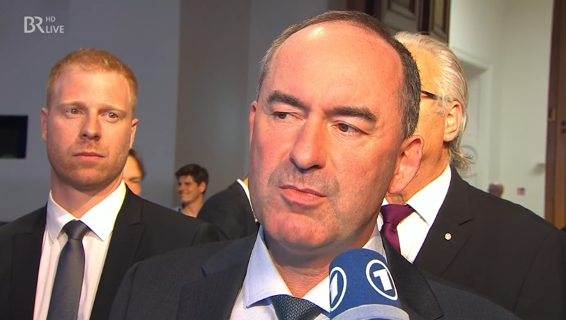 Freie-Wähler-Chef Hubert Aiwanger reagiert nach den ersten Prognosen zur bayerischen Landtagswahl.