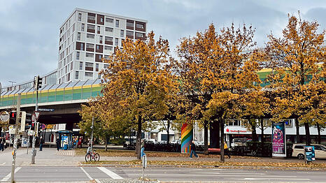 Im h&ouml;chsten Geb&auml;ude des neu errichteten Wohnquartiers am Candidplatz ist nun auch ein Supermarkt untergebracht.