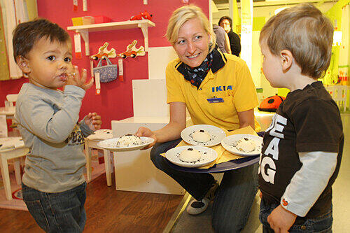 ...darüber freuen sich auch Daniel (li.) und Jan (beide 17 Monate). Denn bei Ikea in Fürth verschenkt Mitarbeiterin Kathleen Prinzesstaarta an kleine Besucher.