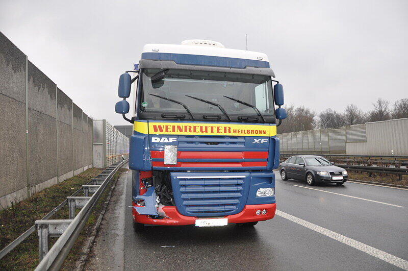 Vermutlich aufgrund einer Panne stieg ein Fahrer auf der A94 aus seinem Auto aus und wurde von einem herankommenden Lkw erfasst. Er starb an der Unfallstelle.