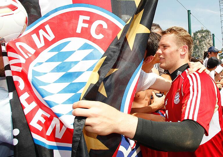 Und Manuel Neuer? Der gab inzwischen Autogramme, ging auf Tuchfühlung mit den Fans.