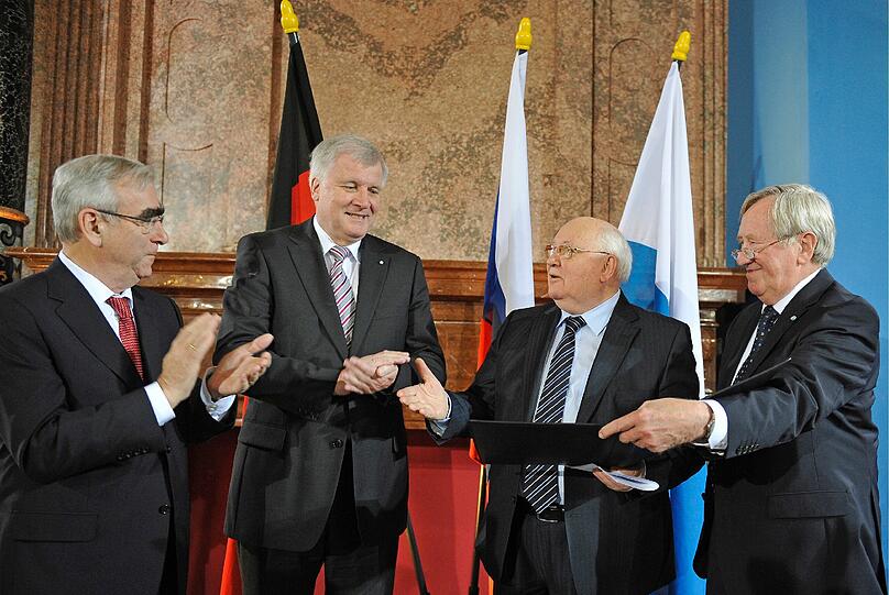 Der frühere sowjetische Staatspräsident Michail Gorbatschow ist am Samstag in München mit dem Franz-Josef-Strauß- Preis der CSU-nahen Hanns-Seidel-Stiftung ausgezeichnet worden.
