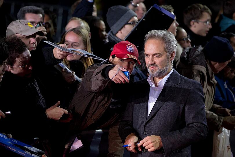 Auch der britische Regisseur Sam Mendes kam zur Deutschlandpremiere des James-Bond-Films "Skyfall" in das Musical-Theater am Potsdamer Platz in Berlin