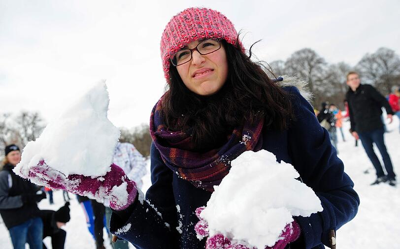 Wenn die Schneebälle fliegen: LMU vs TU im Englischen Garten.