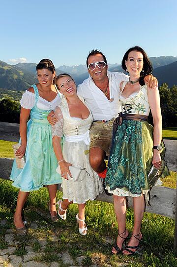 Der Bussi Schorschi wie immer mit hübschen Begleiterinnen.