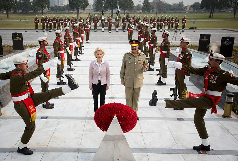 Mit militärischen Ehren wird Verteidigungsministerin Ursula von der Leyen im Hauptquartier der pakistanischen Armee vom Oberbefehshaber, General Raheel Sharif, empfangen.