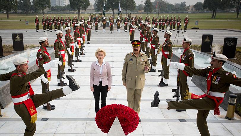 Mit militärischen Ehren wird Verteidigungsministerin Ursula von der Leyen im Hauptquartier der pakistanischen Armee vom Oberbefehshaber, General Raheel Sharif, empfangen. Mit militärischen Ehren wird Verteidigungsministerin Ursula von der Leyen im Hauptquartier der pakistanischen Armee vom Oberbefehshaber, General Raheel Sharif, empfangen.