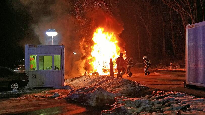 Am frühen Sonntagmorgen brannte ein Reisebus am Grenzübergang Walserberg komplett aus. Die Bilder vom Einsatz.