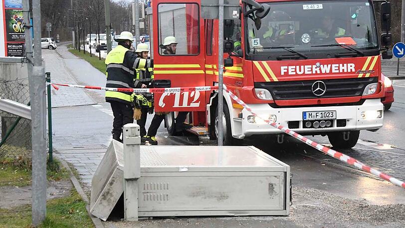 In der Chiemgaustraße wurden gleich zwei Schaltschränke der Telekom umgerissen - anschließend landeten sie auf dem Gehweg. Die Berufsfeuerwehr München sicherte die Einsatzstelle.