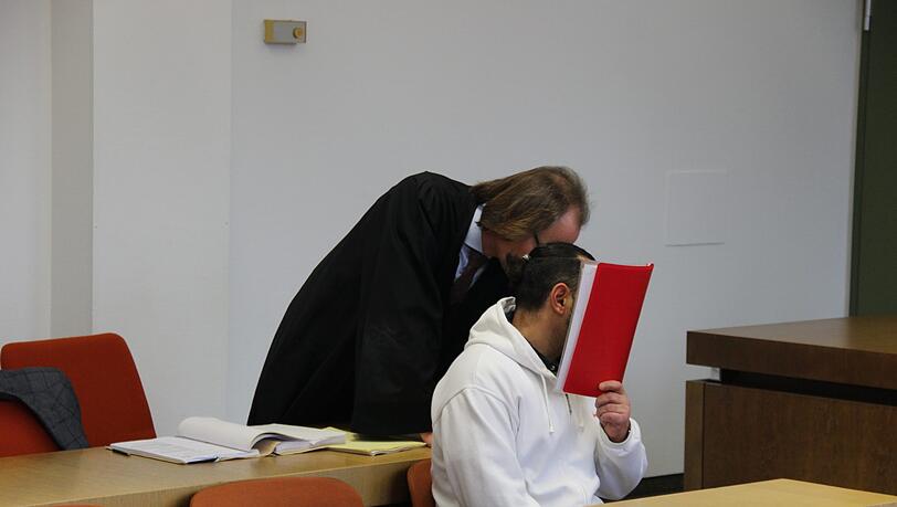 Der Angeklagte mit Anwalt. Der Angeklagte mit Anwalt.